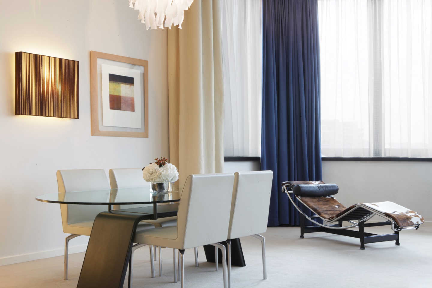 Magnificent suite of 132sqm with panoramic view on the European Parliament & Jourdan Square, that offers a spacious and bright living room, a terrace, a dressing room, a kitchenette and separate toilets. It also offers the possibility to communicate with a second room.

